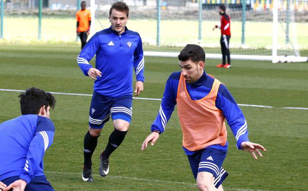 Mario, Peláez y Borja entrenarán hoy con el grupo a las 10.30 horas./ A. GÓMEZ