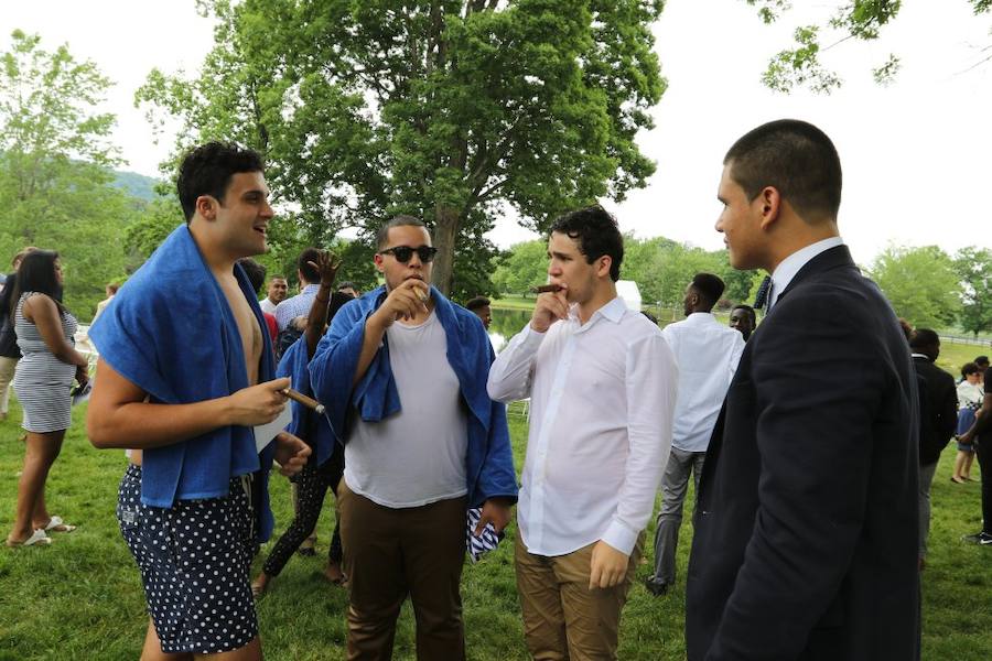 Froilán se fuma un puro con sus compañeros.