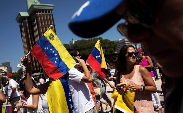 Opositores venezolanos se han citado en Madrid para mostrar su rechazo a los próximos comicios.