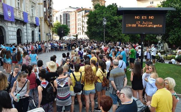 Concentracion de protesta en Santurtzi por la agresión sexual de este fin de semana de fiestas.