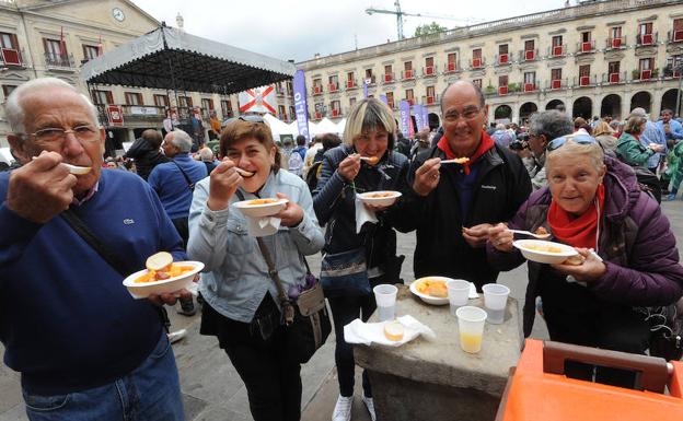 Muchos se han animado a probar las patatas con chorizo.