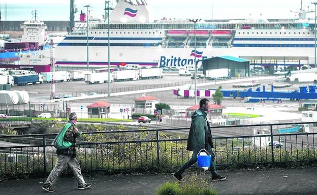 Los polizones duermen en tiendas de campaña que instalan a lo largo del paseo que separa Santurtzi del puerto.