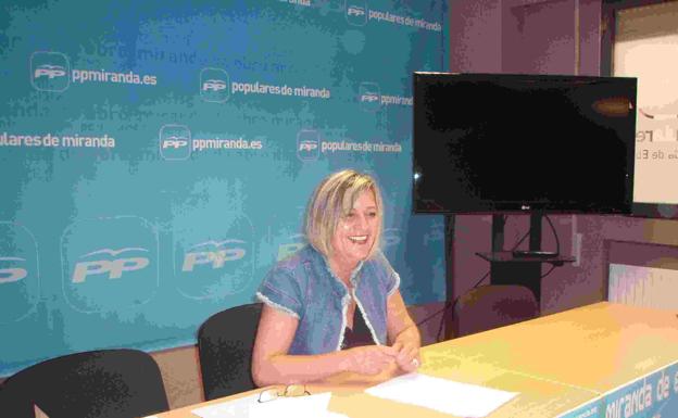 Charo Fernández fue la encargada de exponer la opinión que a su grupo le merece el trabajo del equipo de Gobierno.