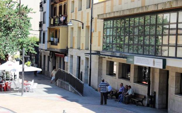 Imagen de la entrada al edificio que alberga las oficinas donde se gestionan los servicios sociales de Ermua.