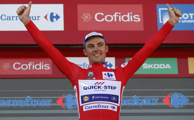 El ciclista belga del equipo Quick Step, Yves Lampaert, celebra en el podio su triunfo.