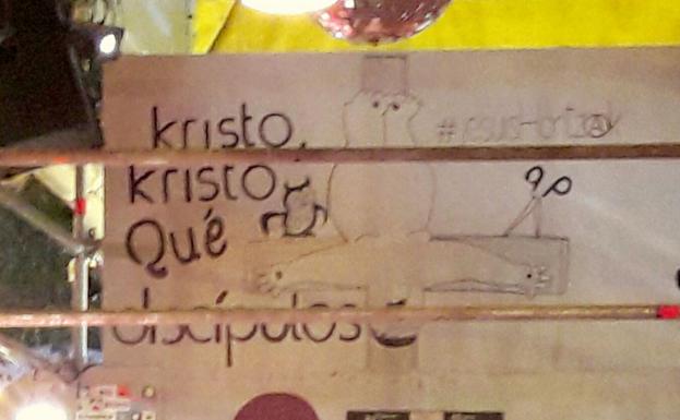 Una de las imágenes críticas que decoran las txosnas en la noche de lunes en protesta por la retirada de la decoración de Hontzak.