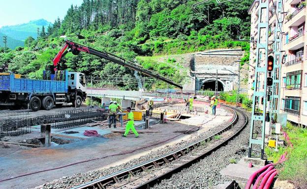 Las obras prosiguen en el área donde se ubicará la nueva estación que conectará directamente con el túnel que se aprecia al fondo.