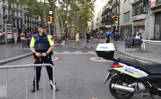 Un agente vigila el centro de Barcelona tras la matanza del pasado jueves.