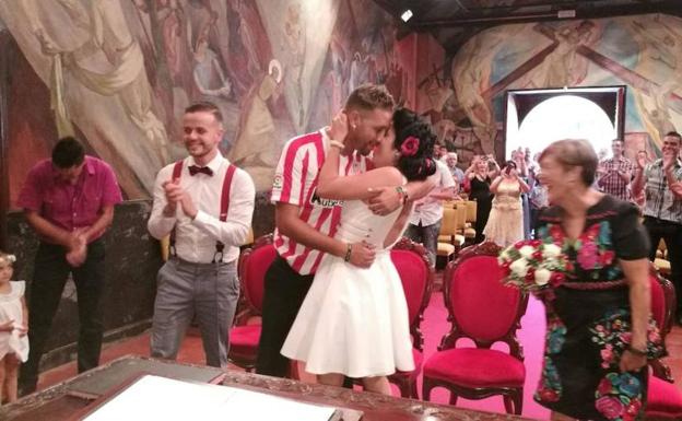 Momento del beso el día del enlace.