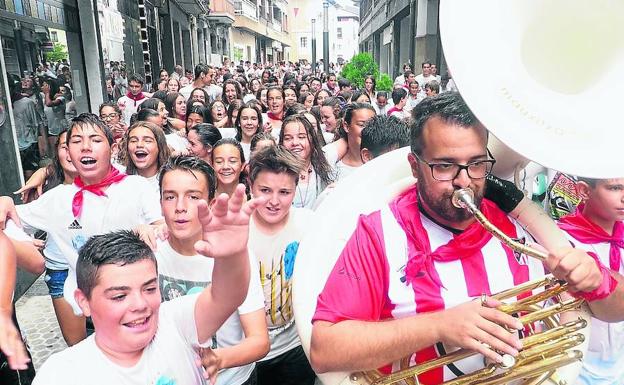 Decenas de chavales acompañaron a la txaranga Mauxitxa en la kalejira después del chupinazo.
