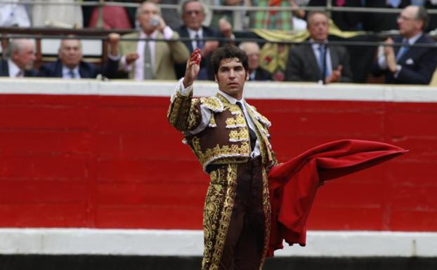 Resultado de imagen de Cayetano ordena a su cuadrilla poner banderillas con la bandera de España en Bilbao