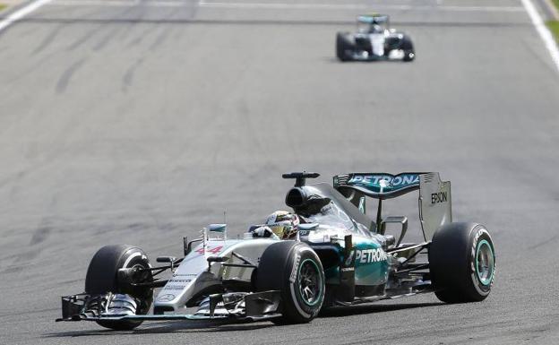 Lewis Hamilton pilota su Mercedes.