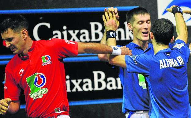 La pareja de Aspe celebra la contundente victoria obtenida en el frontón Bizkaia contra Olaizola II y Urrutikoetxea.