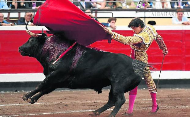 Roca Rey remata una serie con un pase de pecho.