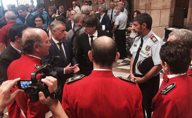 Urkullu conversa con Puigdemont en presencia del mayor de los Mossos, Josep Lluís Trapero, y de varios mandos de la Ertzaintza.