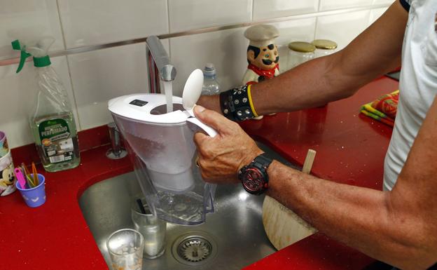 La factura del agua se pasa junto a otros importes de manera conjunta y con una periodicidad trimestral.
