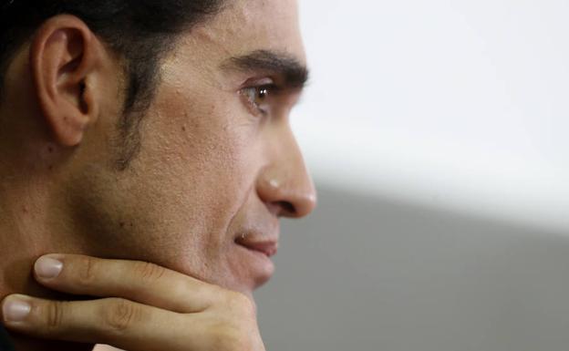 Alberto Contador, en su hotel en Alicante el primer día de descanso de la Vuelta.