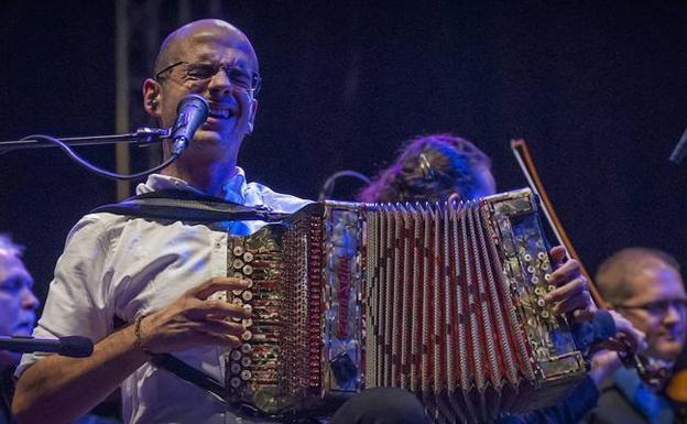 El trikitilari Agus Barandiaran creó el grupo de música Korrontzi.