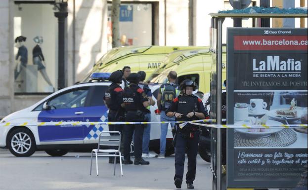 Agentes acordonan la zona de los atentados.