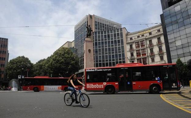 Dos vehículos de Bilbobus circulan en la Plaza de Abando.