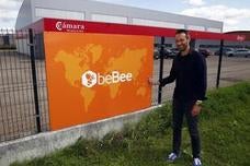 Javier Cámara, el CEOde beBee, a la entrada del Vivero donde ya luce su marca.