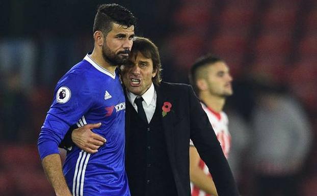 Diego Costa, junto a Antonio Conte, técnico del Chelsea.