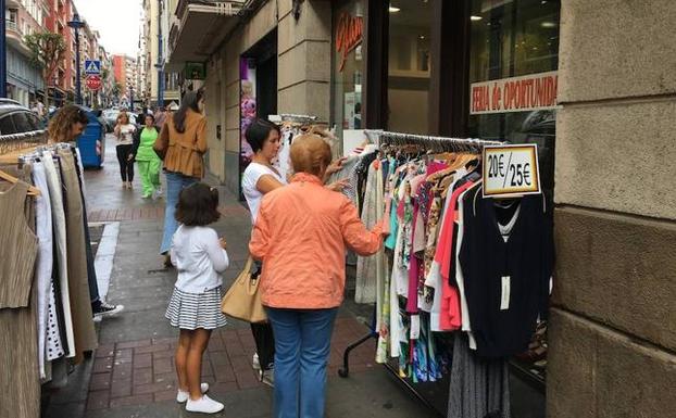 Los comercios sacaron ayer su mercancía a la calle.