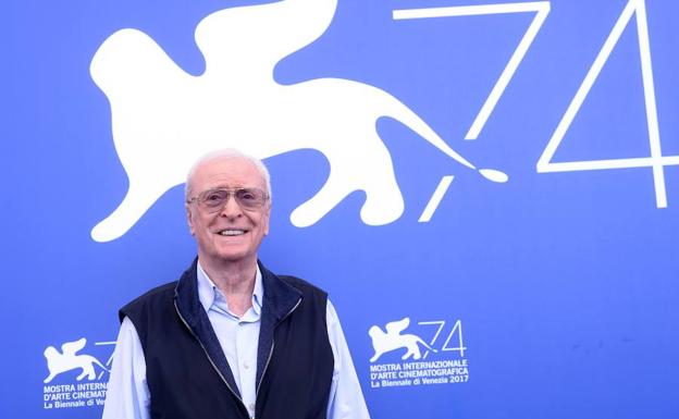 Caine posa en Venecia.