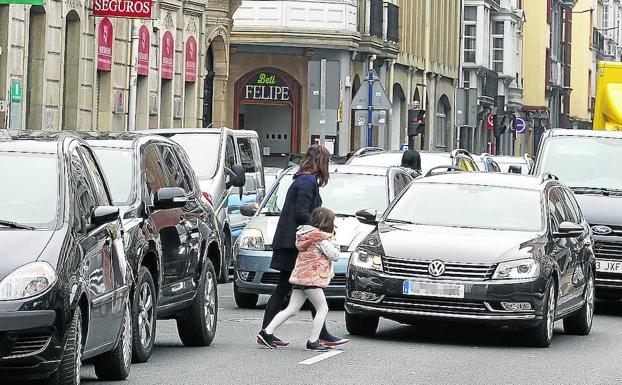 Dobles filas frente a la puerta de un colegio ubicado en la calle Manuel Iradier.