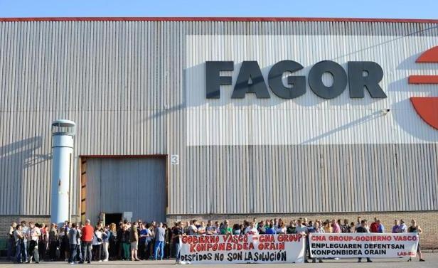 Trabajadores de Edesa Industrial, concentrados este martes en la planta de Garagarza de Arrasate.