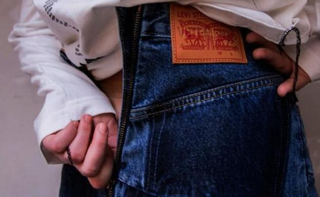 Detalle de los vaqueros con cremallera trasera.
