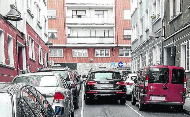 La estrechez del vial obliga a los conductores a circular con mucha precaución.