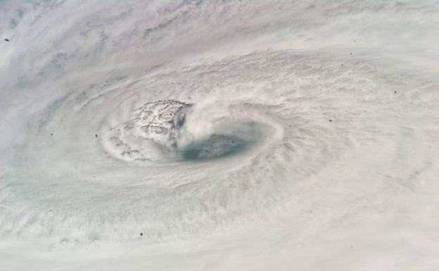 El ojo del huracán "Dean", de categoría 4, visto desde el transbordador espacial "Endeavour", mientras se aproxima a Jamaica.