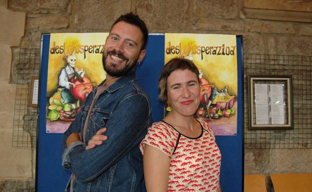 El actor Gorka Madrazo y la profesora de violín Eunate Zarrabeitia, ayer en San Agustín.