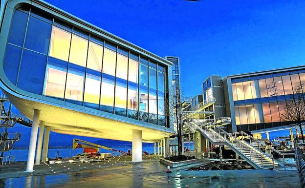 El centro cultural diseñado por Renzo Piano se asoma a la ría.