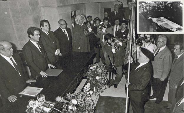 Andrés Prieto entrega la enseña al lehendakari, Carlos Garaikoetxea, en las Juntas Generales. Arriba, la ikurriña en el féretro de José Antonio Aguirre en su funeral.