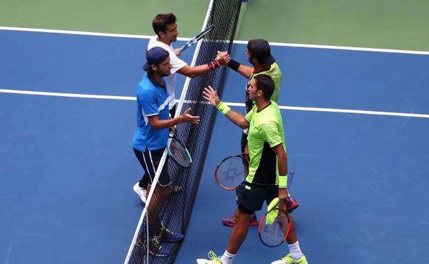 Marc López y Feliciano López (i) saludan a los campeones.
