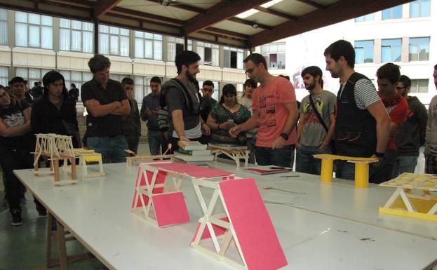 El alumnado de Maristak compitió ayer por diseñar el puente más resistente.