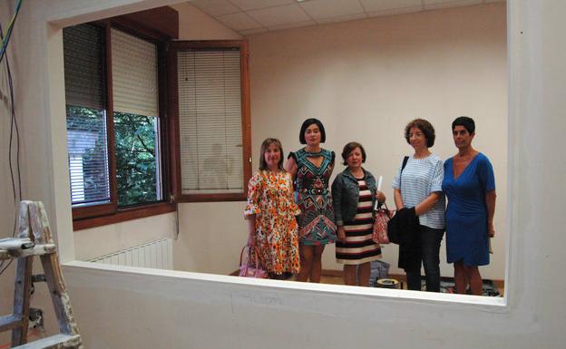 Amparo López, Pilar Ríos, Loli de Juan, Aitziber Irigoras y María José Balier, en el espacio que ocupará en Durango.
