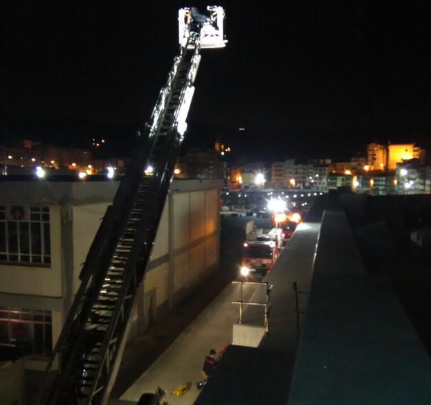 Los bomberos, en el momento del rescate.