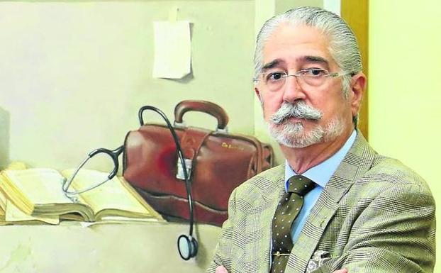 Kepa Urigoitia posa en la sede provisional del Colegio de Médicos de Álava.