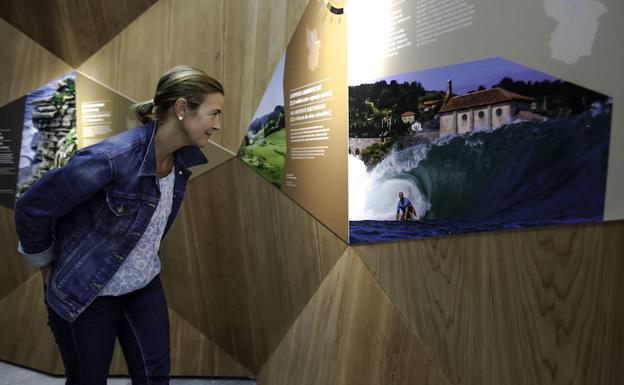 Una visitante comtempla la nueva exposición que se musetra en Torre Madariaga.