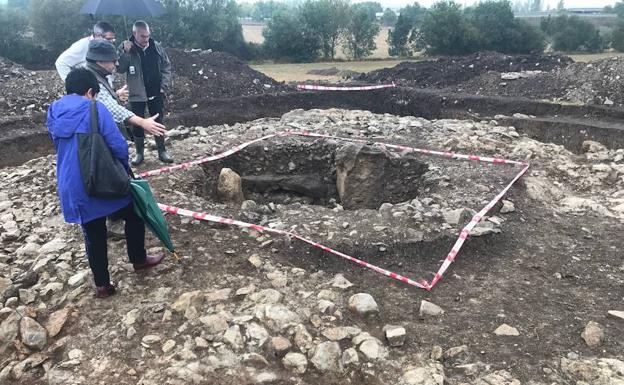 Igone Martínez de Luna observa los restos hallados en Eskalmendi.