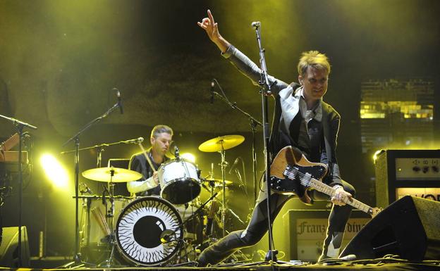 Alex Kapranos saluda al público en la actuación de Franz Ferdinand de Bilbao BBK Live de 2014.