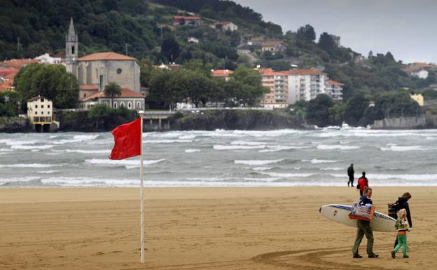 La bandera roja ha sido estampa habitual este verano en los arenales vizcaínos.