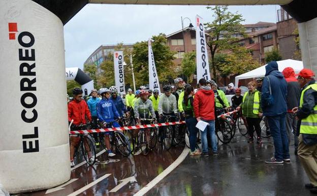 Los participantes esperaban expectantes el comienzo de la carrera.