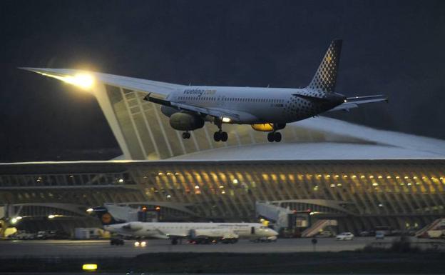 El A-320 no pudo tomar tierra en Loiu, que ya estaba cerrado.