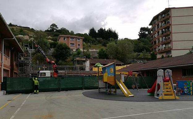 La mitad del patio ha quedado ocupada por las obras.