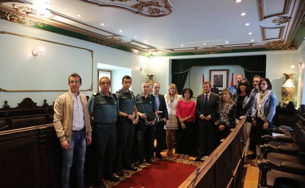 El delegado del Gobierno en La Rioja, Alberto Bretón, y la alcaldesa Laura Rivado posan en el Salón de Plenos con agentes de la Guardia Civil y Policía Local. /