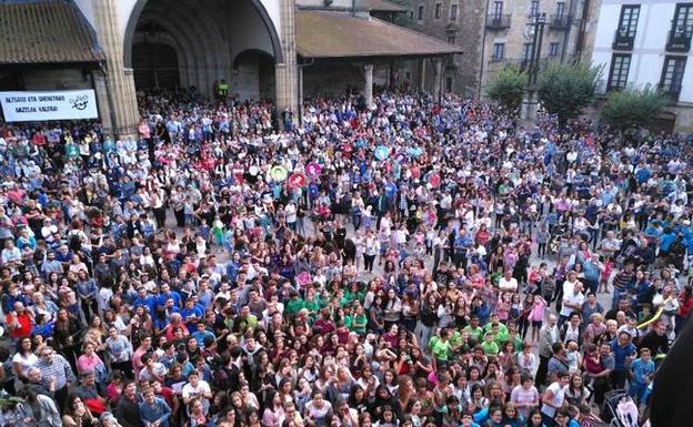 Una multitud llenó la plaza del Ayuntamiento para seguir en directo el txupinazo.